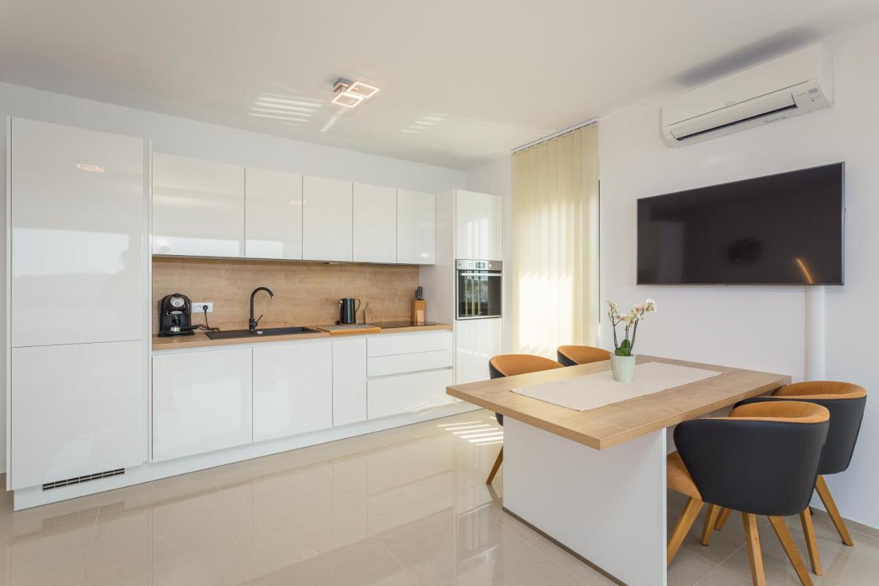 Luton Apartment Banjole Exterior photo