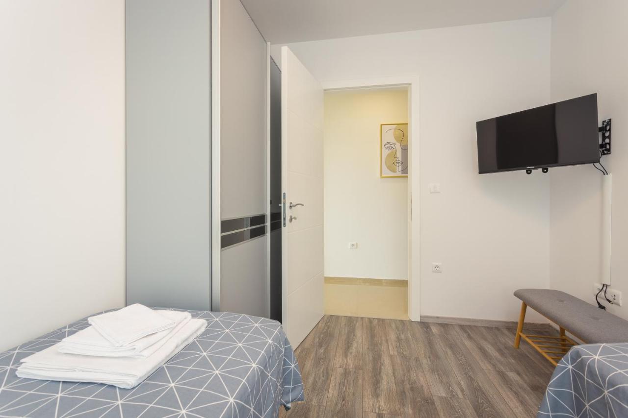 Luton Apartment Banjole Exterior photo